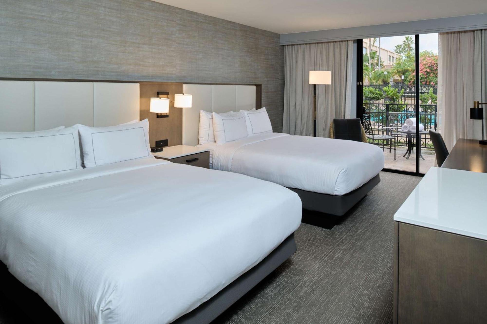 Отель Doubletree By Hilton Буэна Парк Экстерьер фото