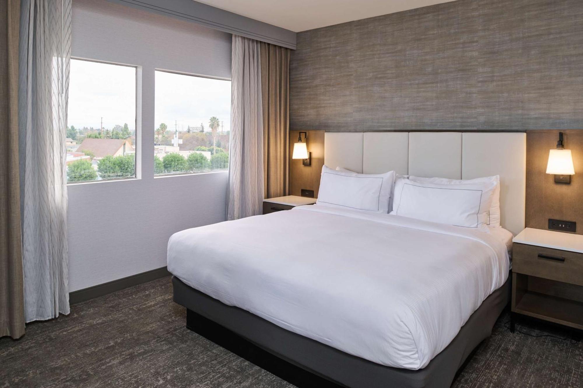 Отель Doubletree By Hilton Буэна Парк Экстерьер фото